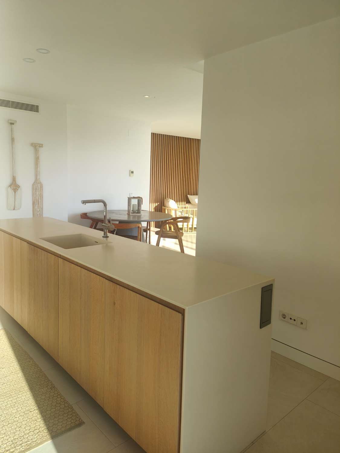 Ático Independiente de Lujo en Benalmádena Costa: Espacio, Luz y Privacidad