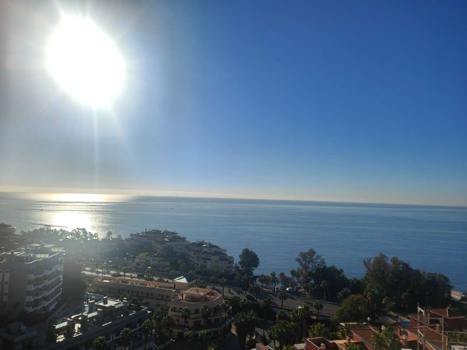 Ático Independiente de Lujo en Benalmádena Costa: Espacio, Luz y Privacidad