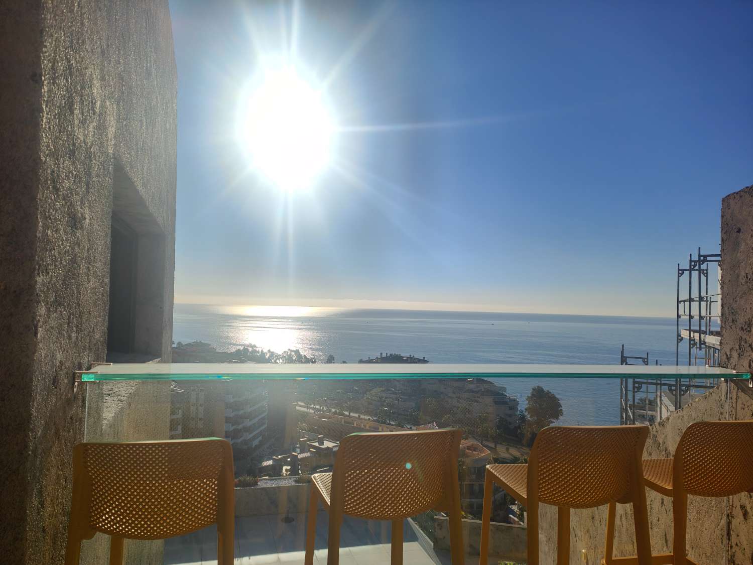 Ático Independiente de Lujo en Benalmádena Costa: Espacio, Luz y Privacidad