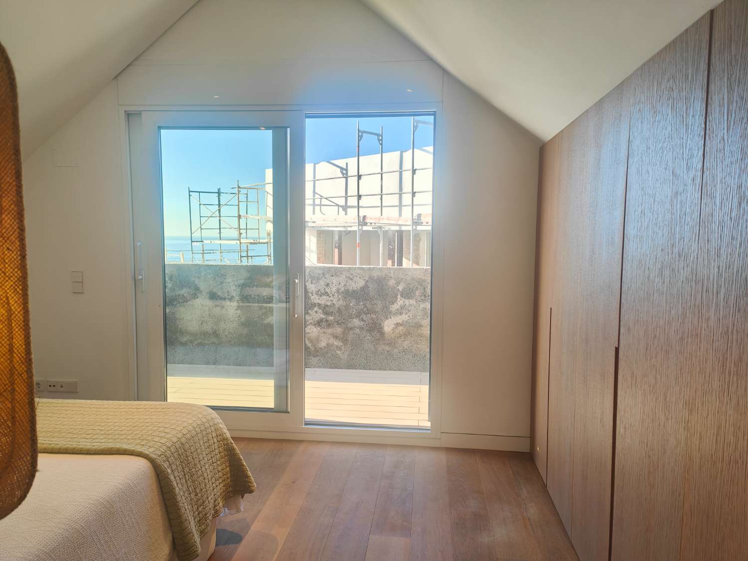 Ático Independiente de Lujo en Benalmádena Costa: Espacio, Luz y Privacidad