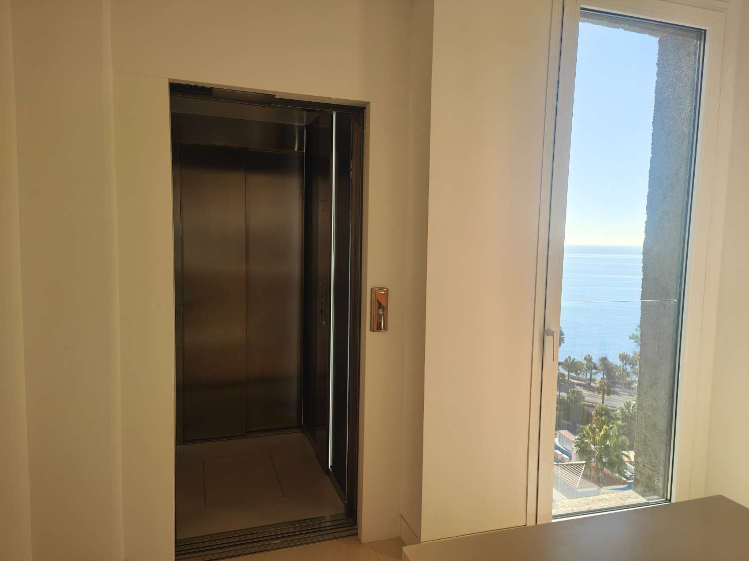 Ático Independiente de Lujo en Benalmádena Costa: Espacio, Luz y Privacidad