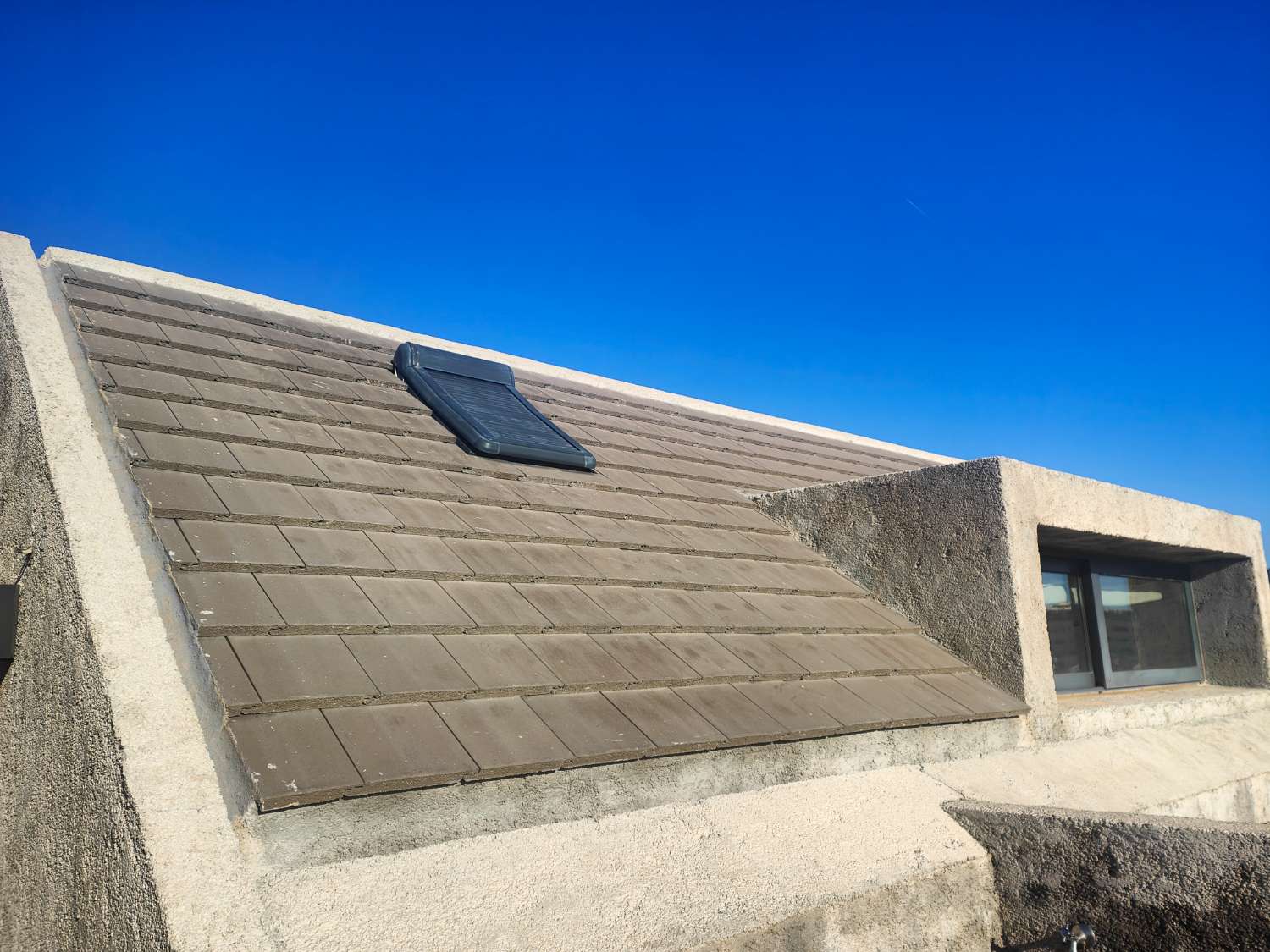 Ático Independiente de Lujo en Benalmádena Costa: Espacio, Luz y Privacidad