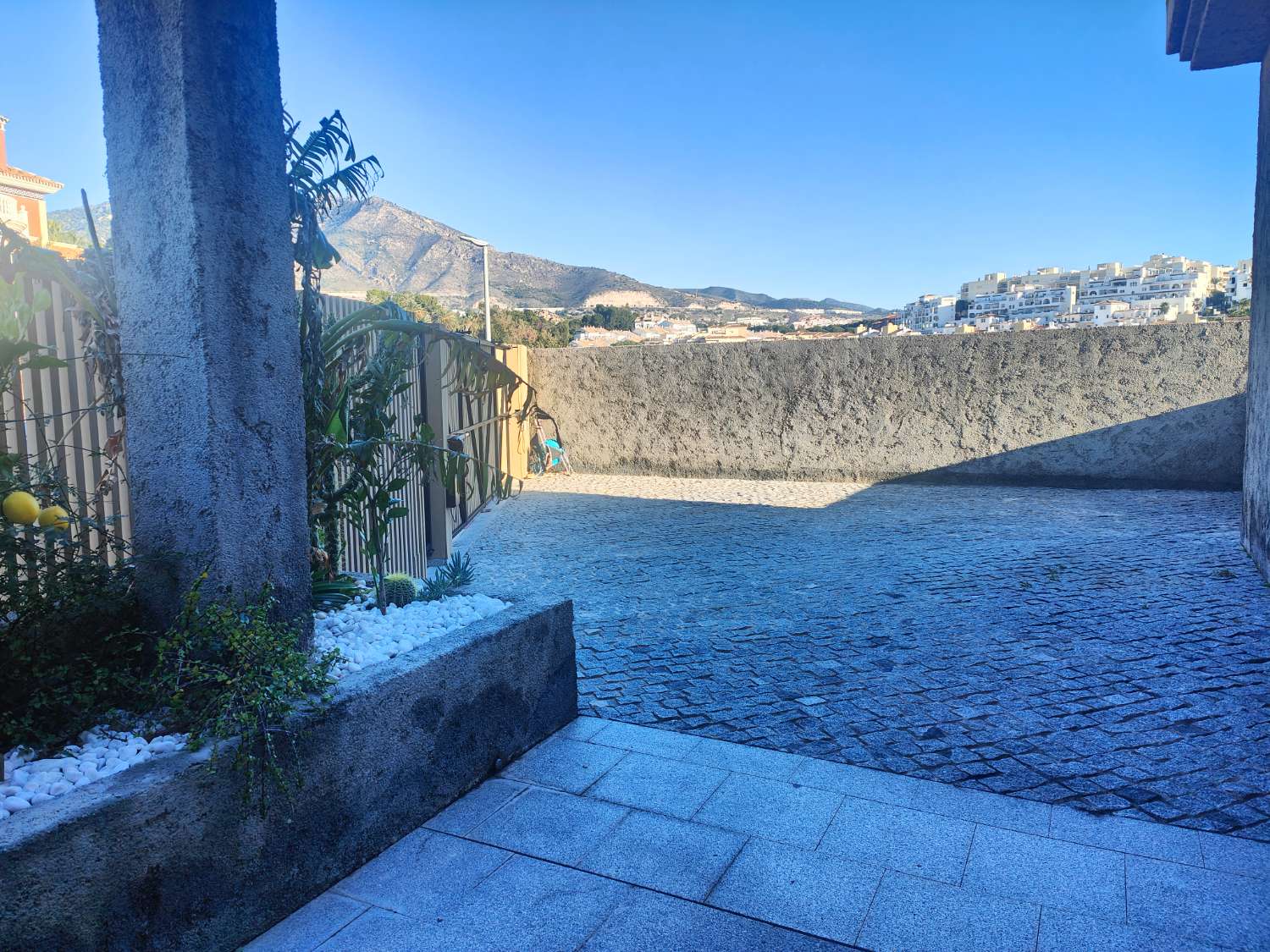 Ático Independiente de Lujo en Benalmádena Costa: Espacio, Luz y Privacidad