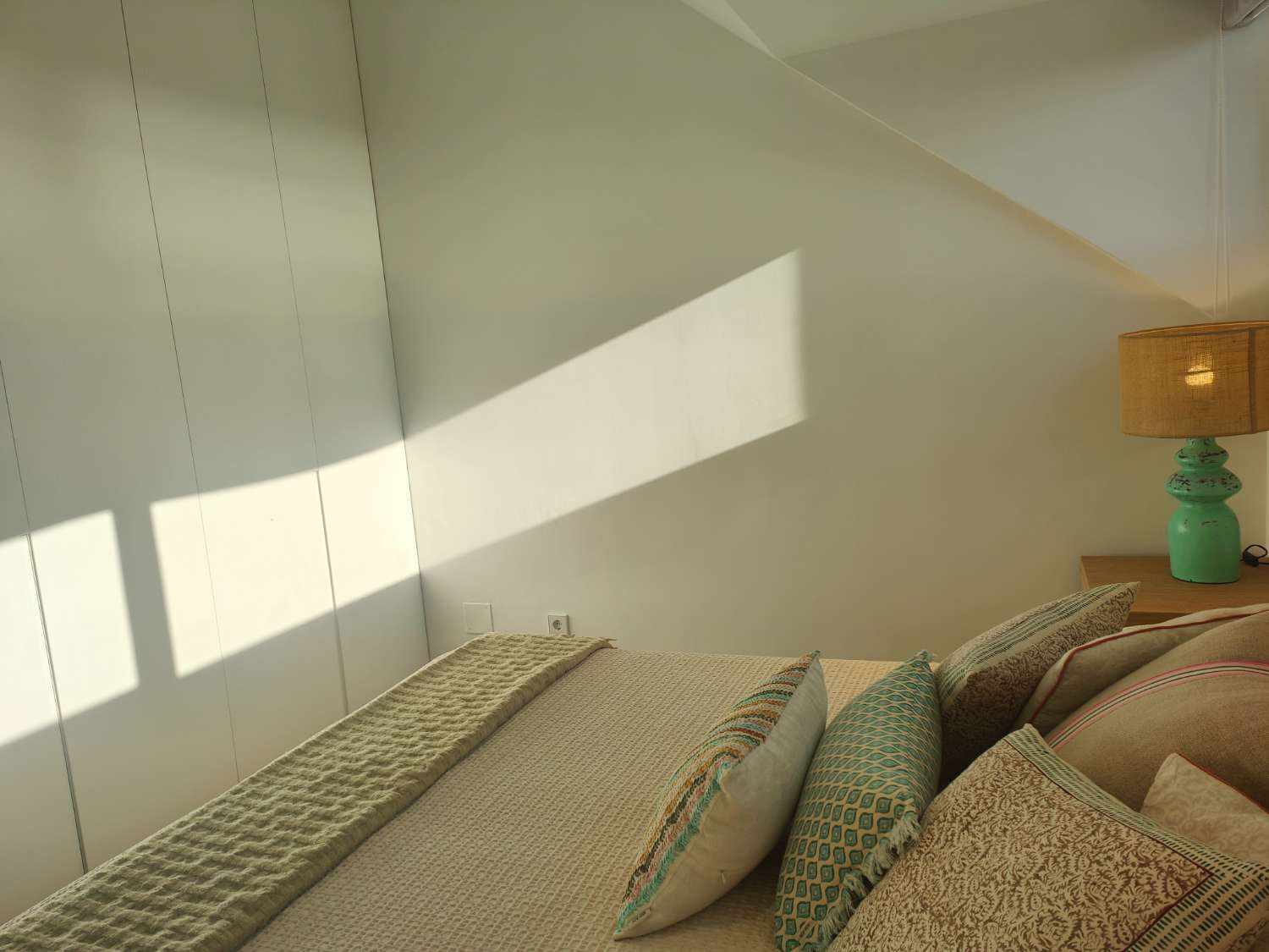 Ático Independiente de Lujo en Benalmádena Costa: Espacio, Luz y Privacidad