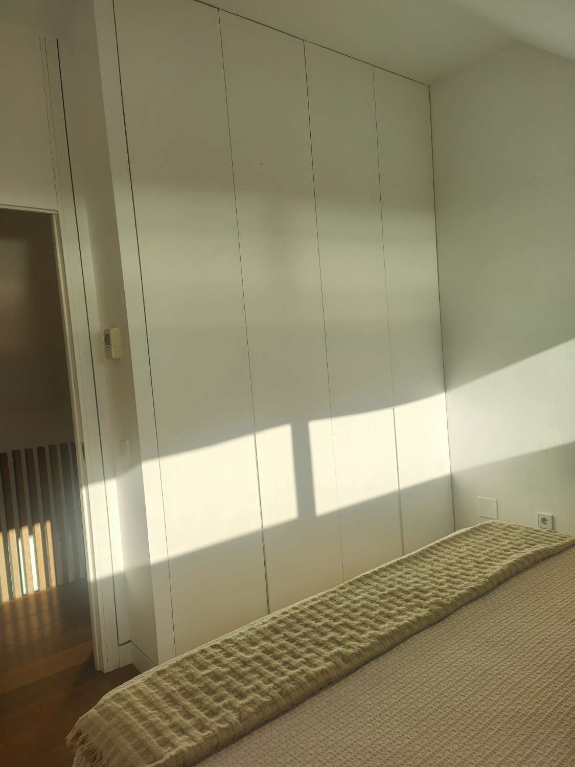 Ático Independiente de Lujo en Benalmádena Costa: Espacio, Luz y Privacidad