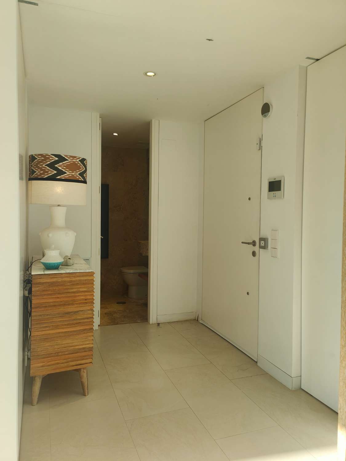 Ático Independiente de Lujo en Benalmádena Costa: Espacio, Luz y Privacidad