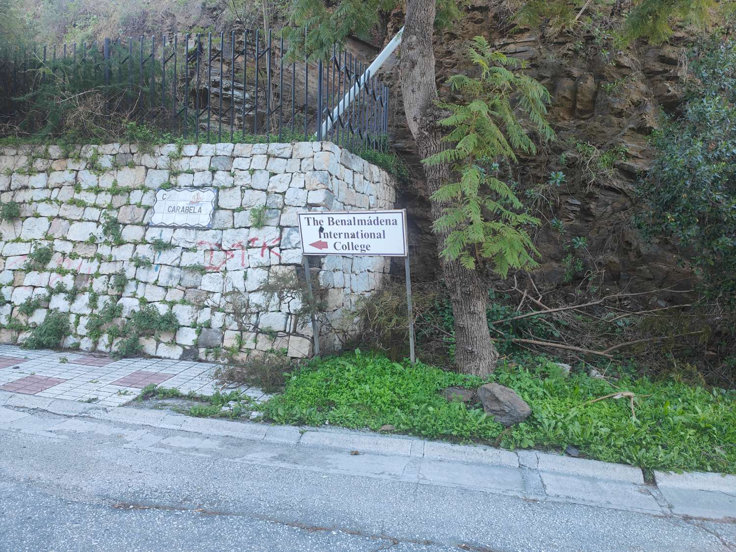 Ático Independiente de Lujo en Benalmádena Costa: Espacio, Luz y Privacidad