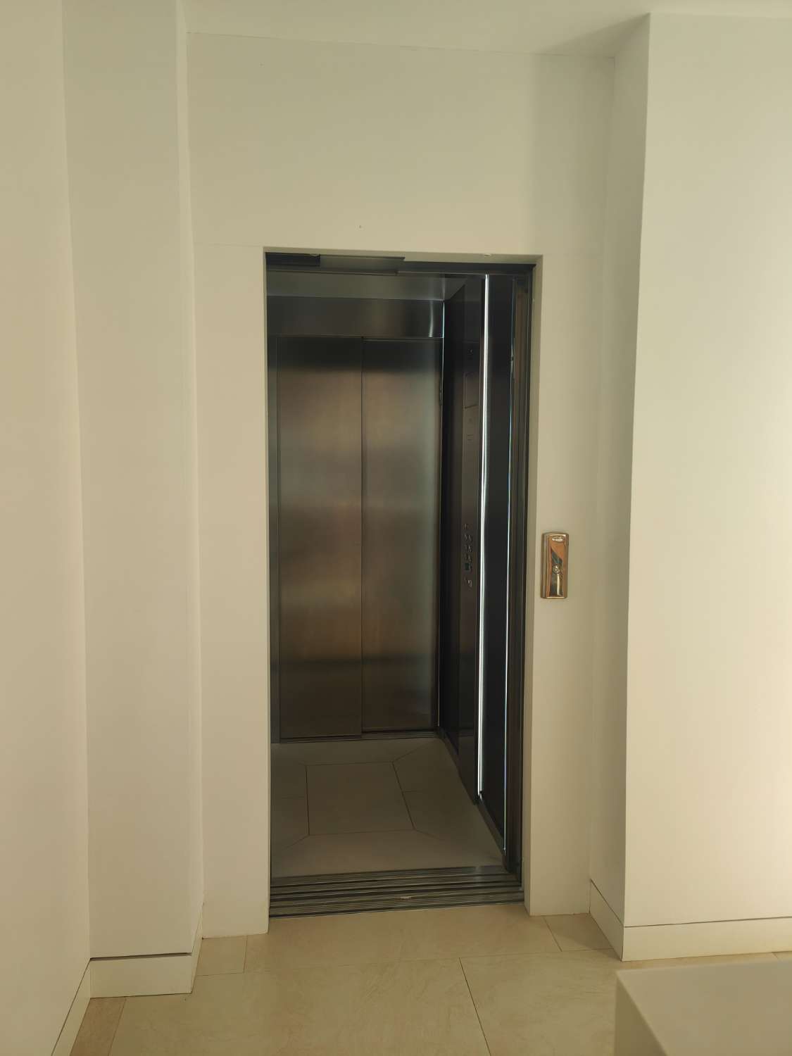 Ático Independiente de Lujo en Benalmádena Costa: Espacio, Luz y Privacidad