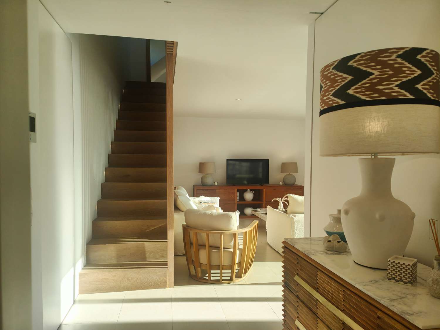 Ático Independiente de Lujo en Benalmádena Costa: Espacio, Luz y Privacidad