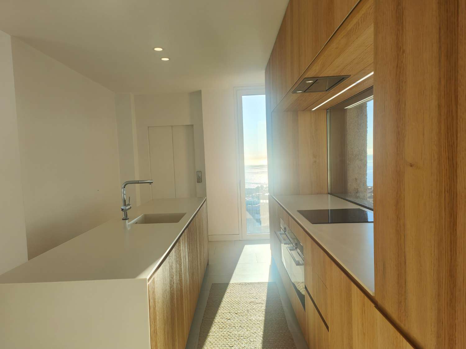 Ático Independiente de Lujo en Benalmádena Costa: Espacio, Luz y Privacidad