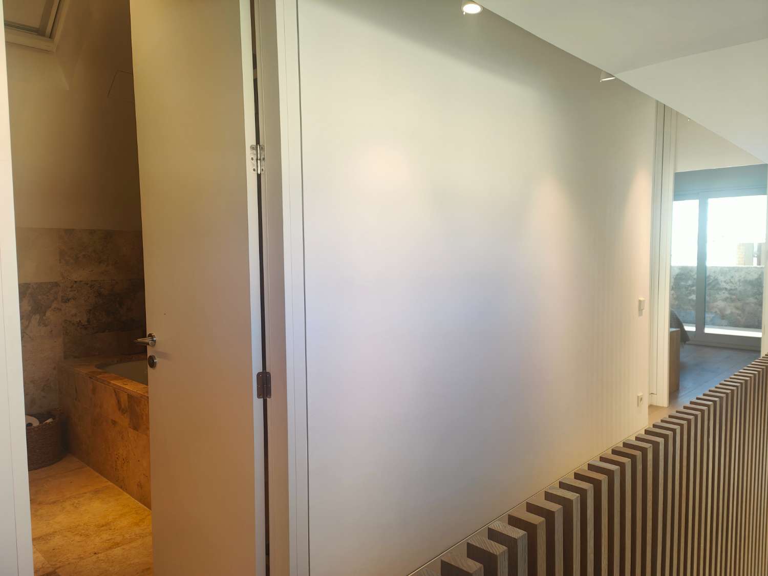 Ático Independiente de Lujo en Benalmádena Costa: Espacio, Luz y Privacidad