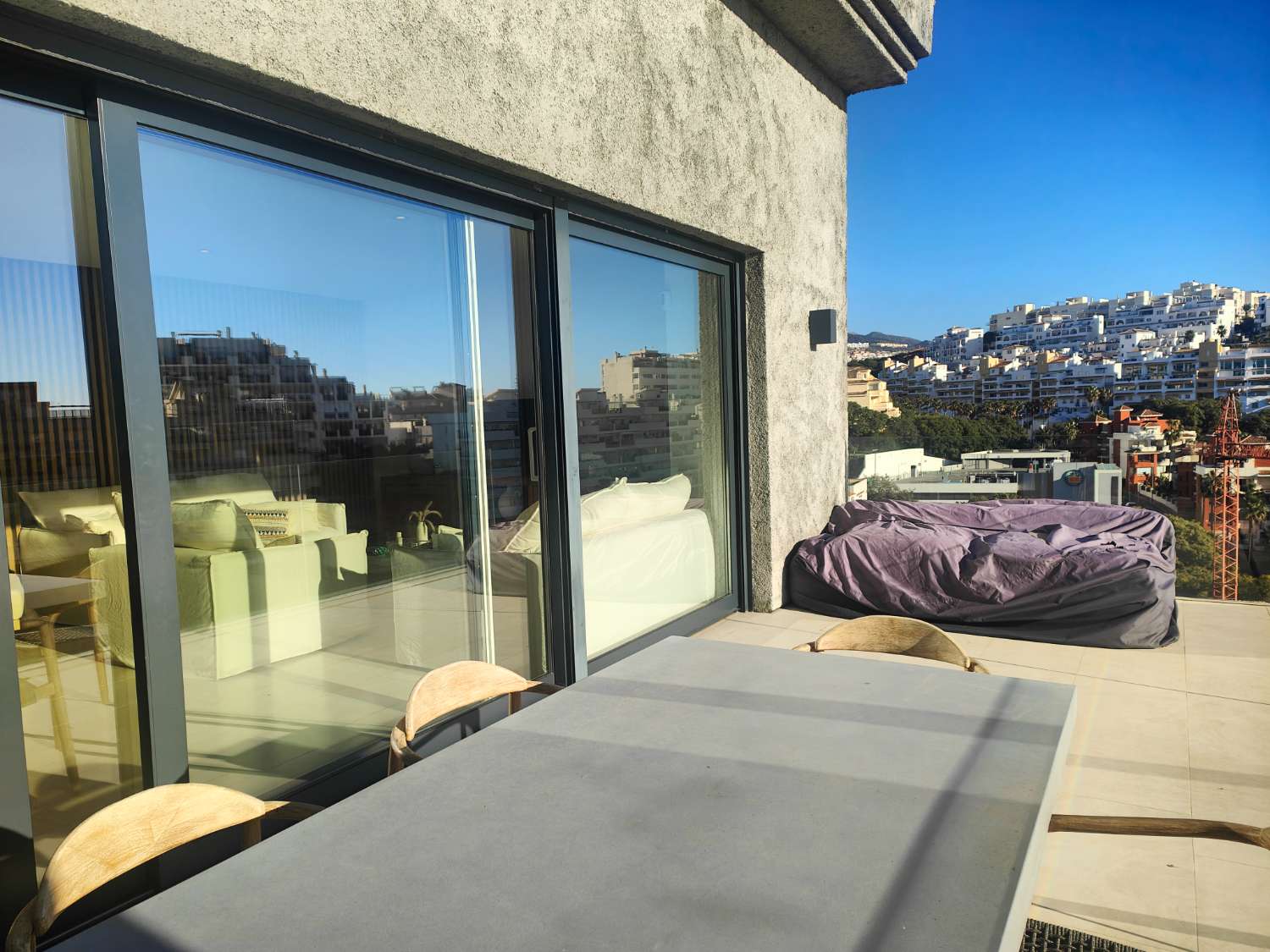 Ático Independiente de Lujo en Benalmádena Costa: Espacio, Luz y Privacidad