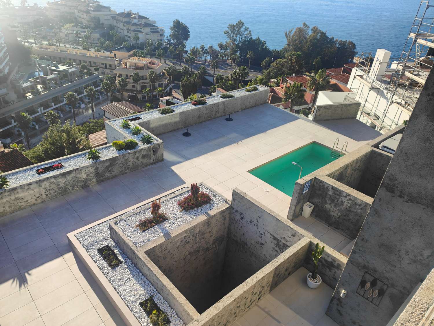 Ático Independiente de Lujo en Benalmádena Costa: Espacio, Luz y Privacidad