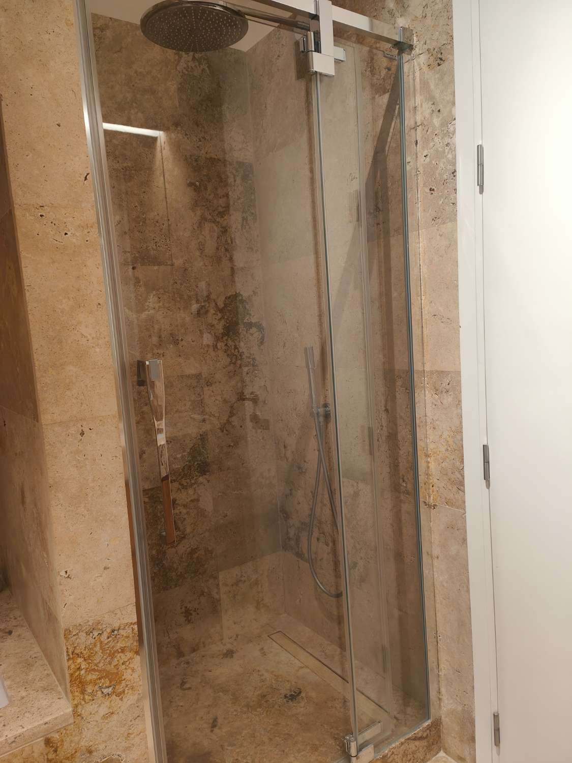 Ático Independiente de Lujo en Benalmádena Costa: Espacio, Luz y Privacidad