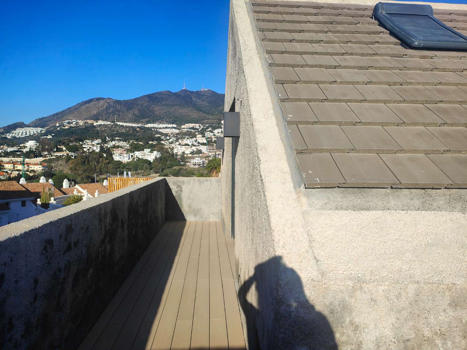 Ático Independiente de Lujo en Benalmádena Costa: Espacio, Luz y Privacidad