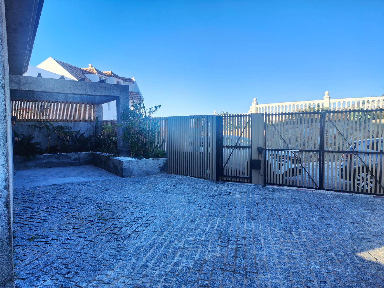 Ático Independiente de Lujo en Benalmádena Costa: Espacio, Luz y Privacidad