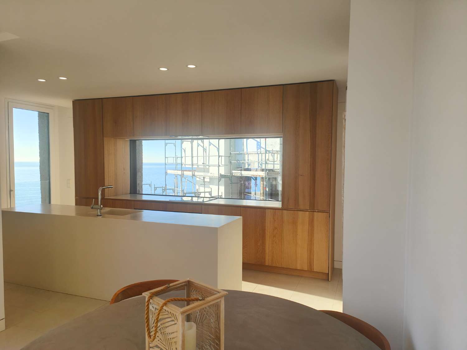 Ático Independiente de Lujo en Benalmádena Costa: Espacio, Luz y Privacidad