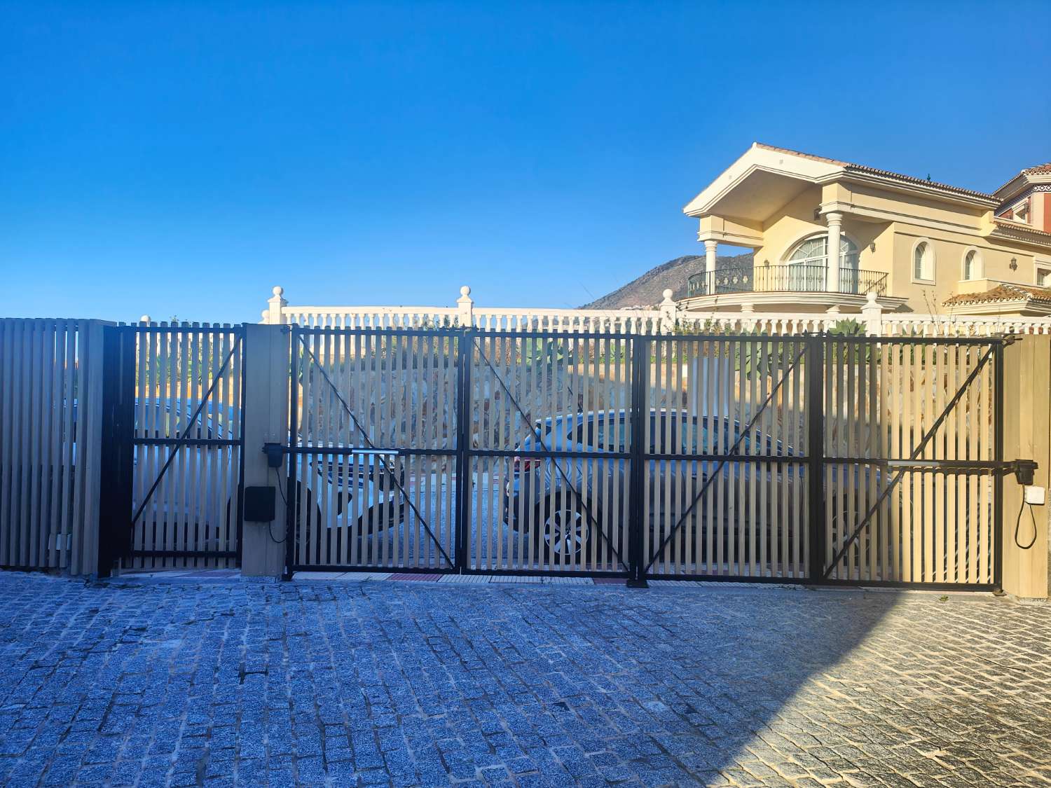 Ático Independiente de Lujo en Benalmádena Costa: Espacio, Luz y Privacidad