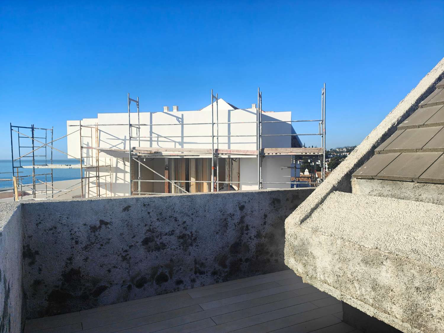 Ático Independiente de Lujo en Benalmádena Costa: Espacio, Luz y Privacidad