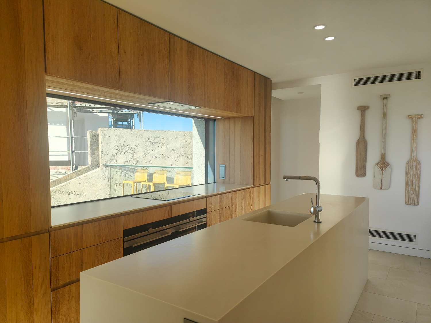 Ático Independiente de Lujo en Benalmádena Costa: Espacio, Luz y Privacidad