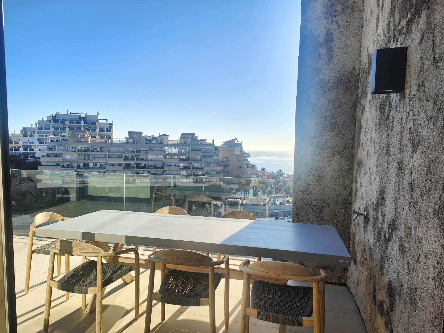 Ático Independiente de Lujo en Benalmádena Costa: Espacio, Luz y Privacidad