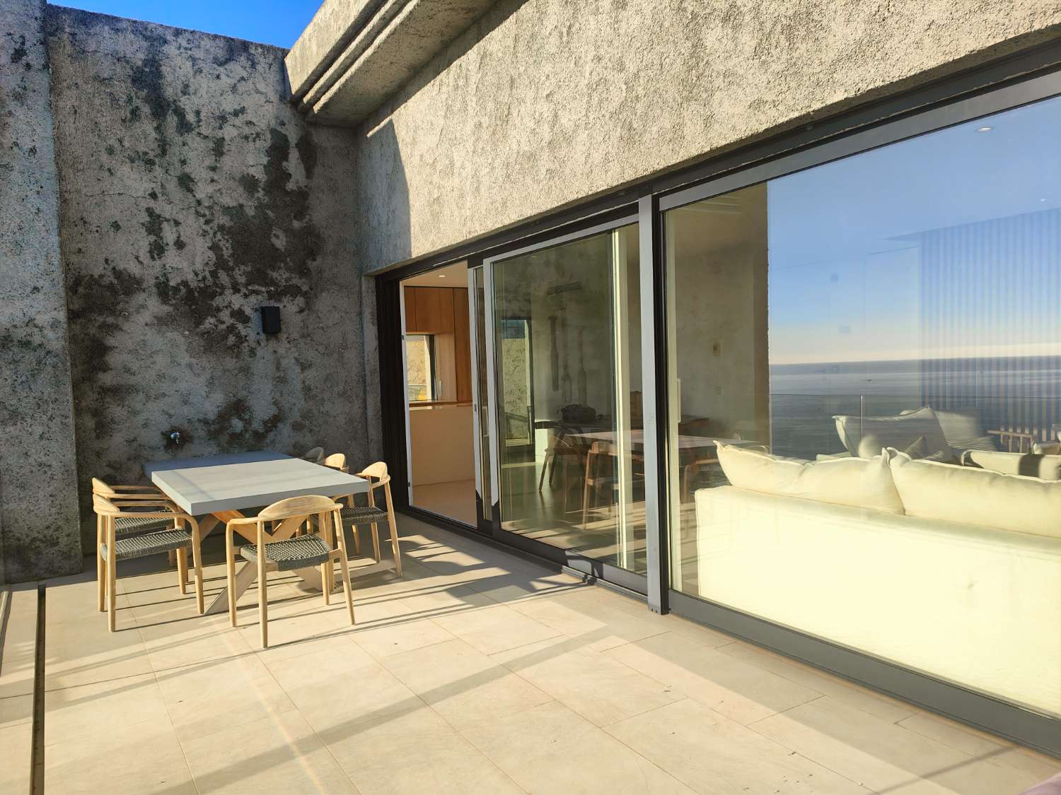 Ático Independiente de Lujo en Benalmádena Costa: Espacio, Luz y Privacidad