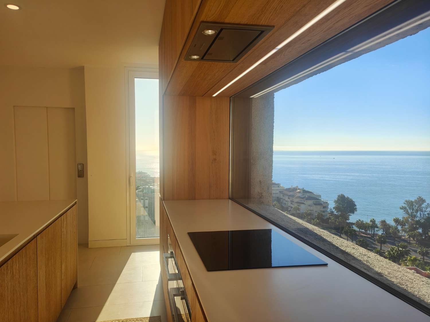 Ático Independiente de Lujo en Benalmádena Costa: Espacio, Luz y Privacidad