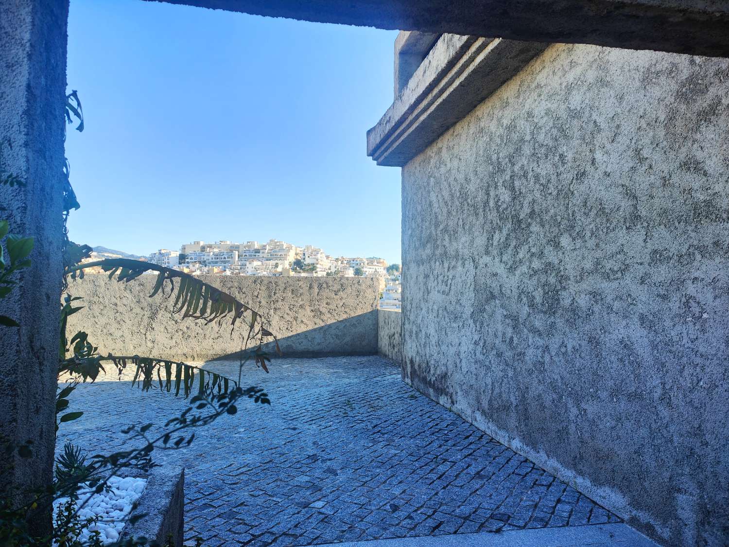 Ático Independiente de Lujo en Benalmádena Costa: Espacio, Luz y Privacidad