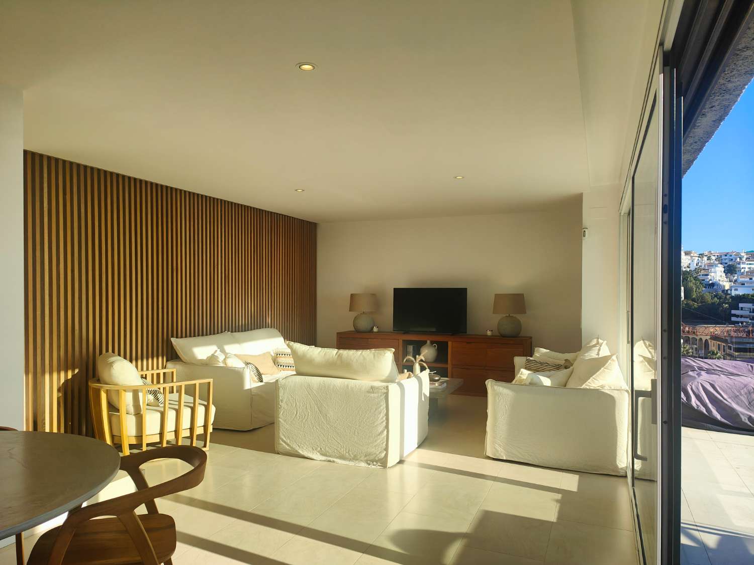 Ático Independiente de Lujo en Benalmádena Costa: Espacio, Luz y Privacidad