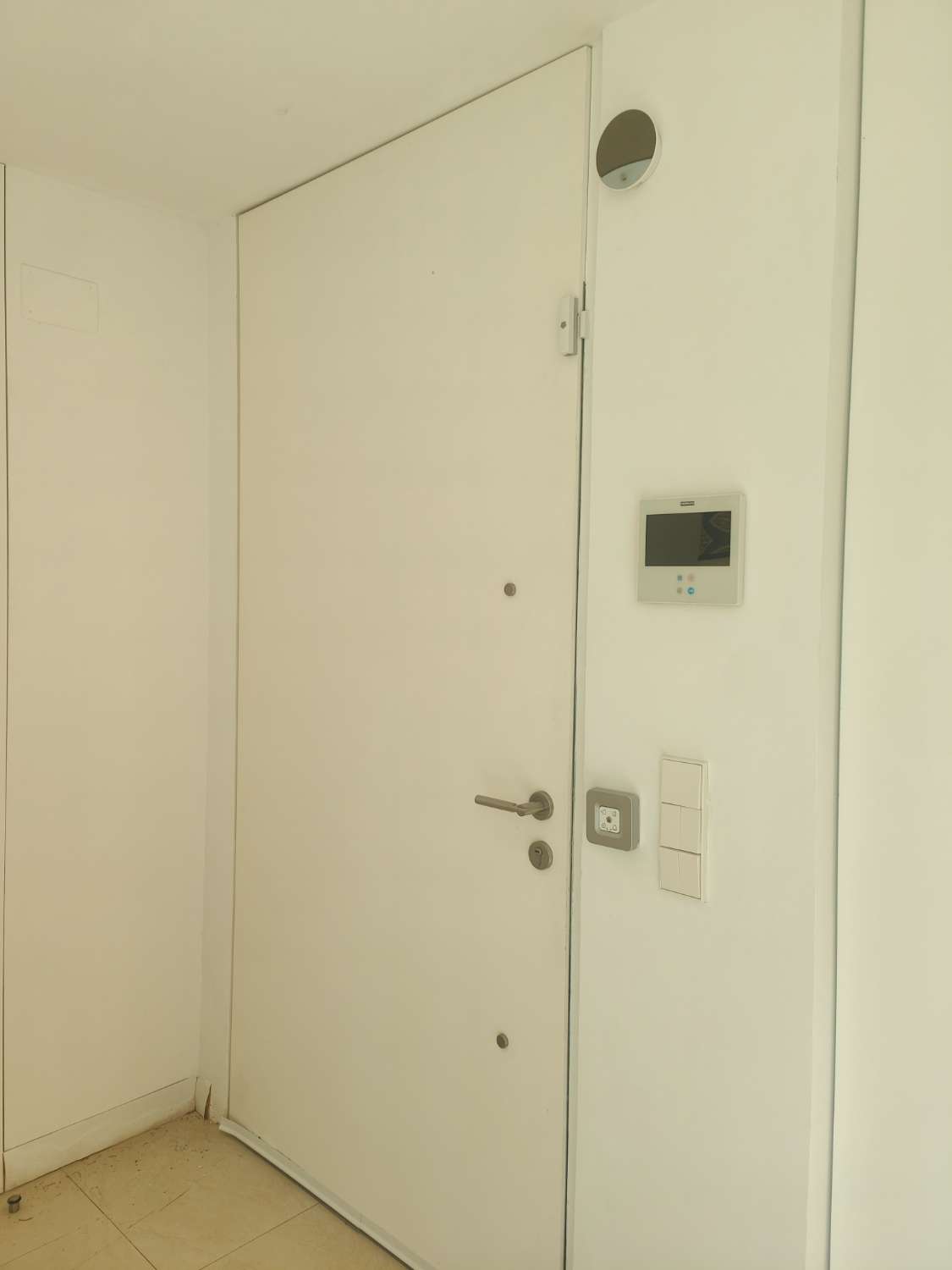 Ático Independiente de Lujo en Benalmádena Costa: Espacio, Luz y Privacidad