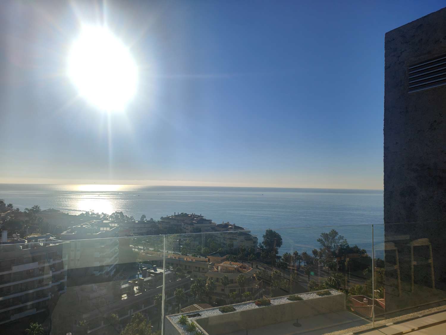 Ático Independiente de Lujo en Benalmádena Costa: Espacio, Luz y Privacidad