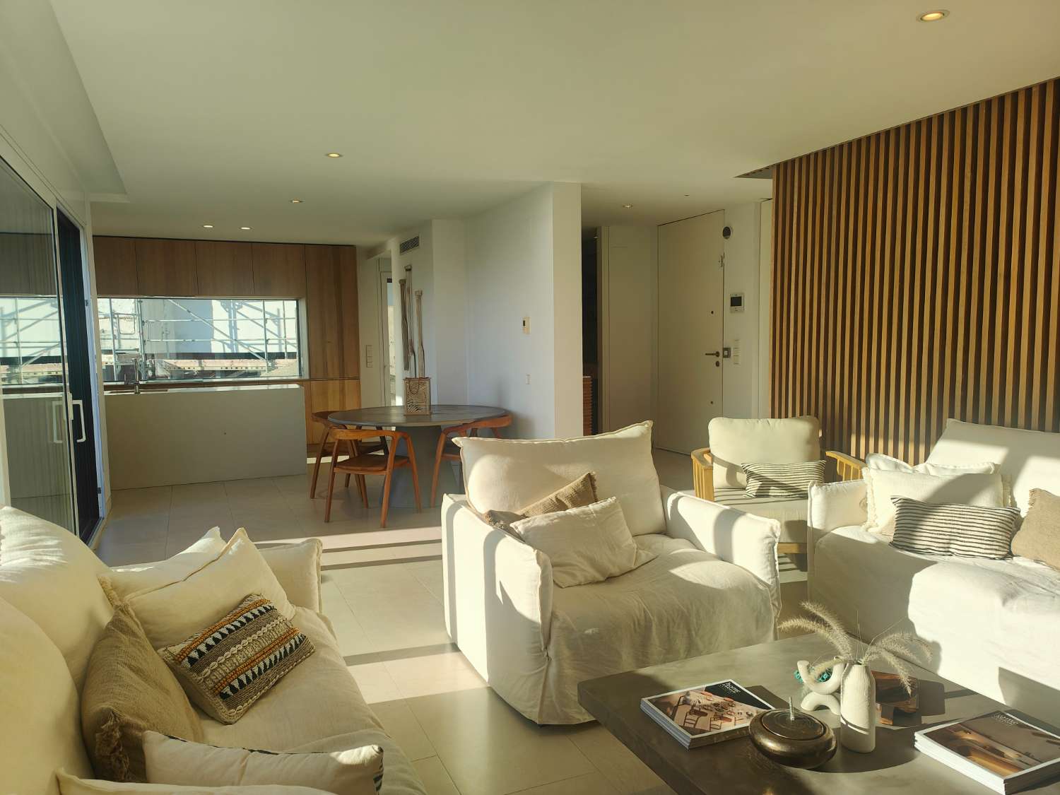 Ático Independiente de Lujo en Benalmádena Costa: Espacio, Luz y Privacidad