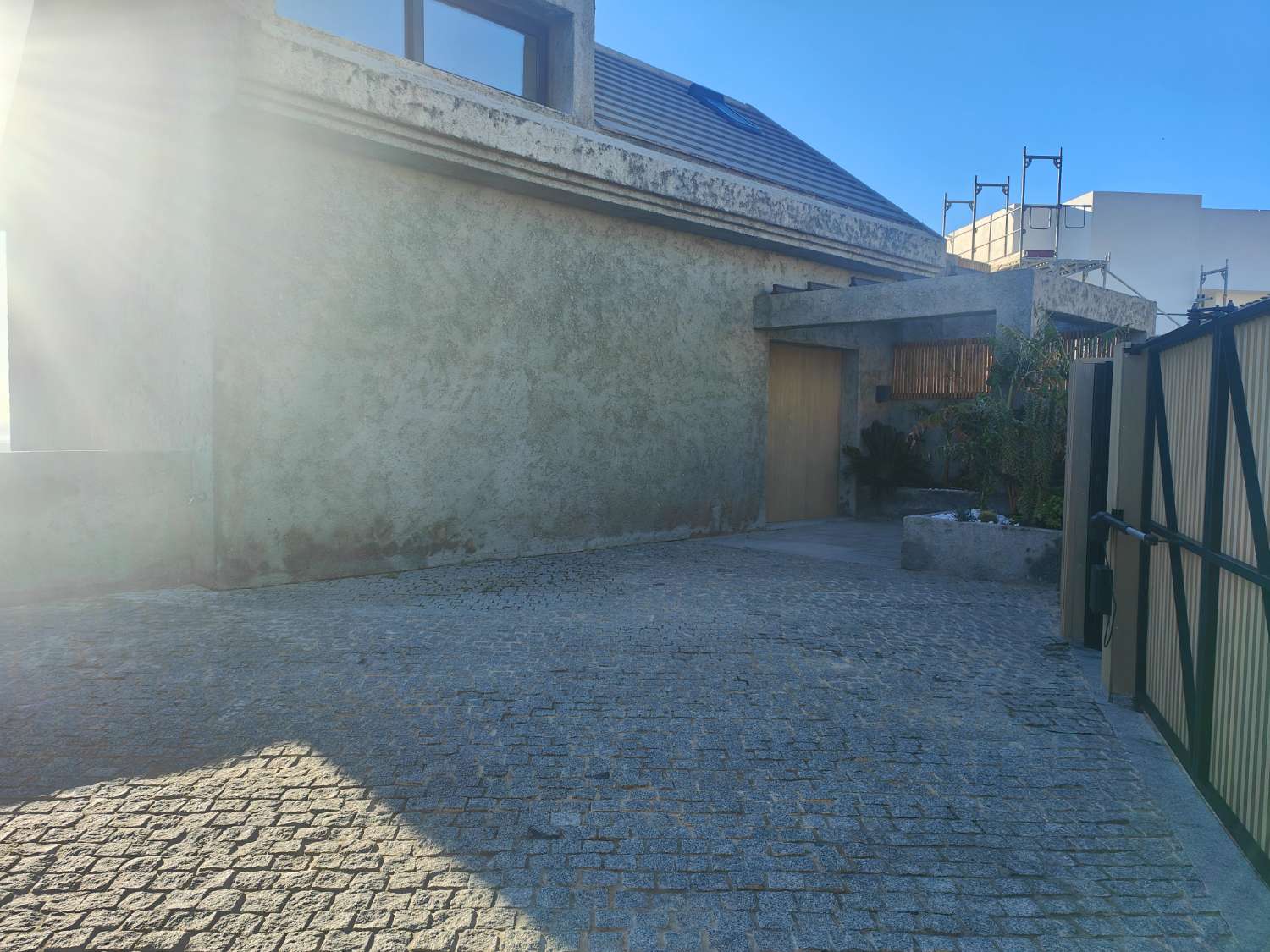 Ático Independiente de Lujo en Benalmádena Costa: Espacio, Luz y Privacidad