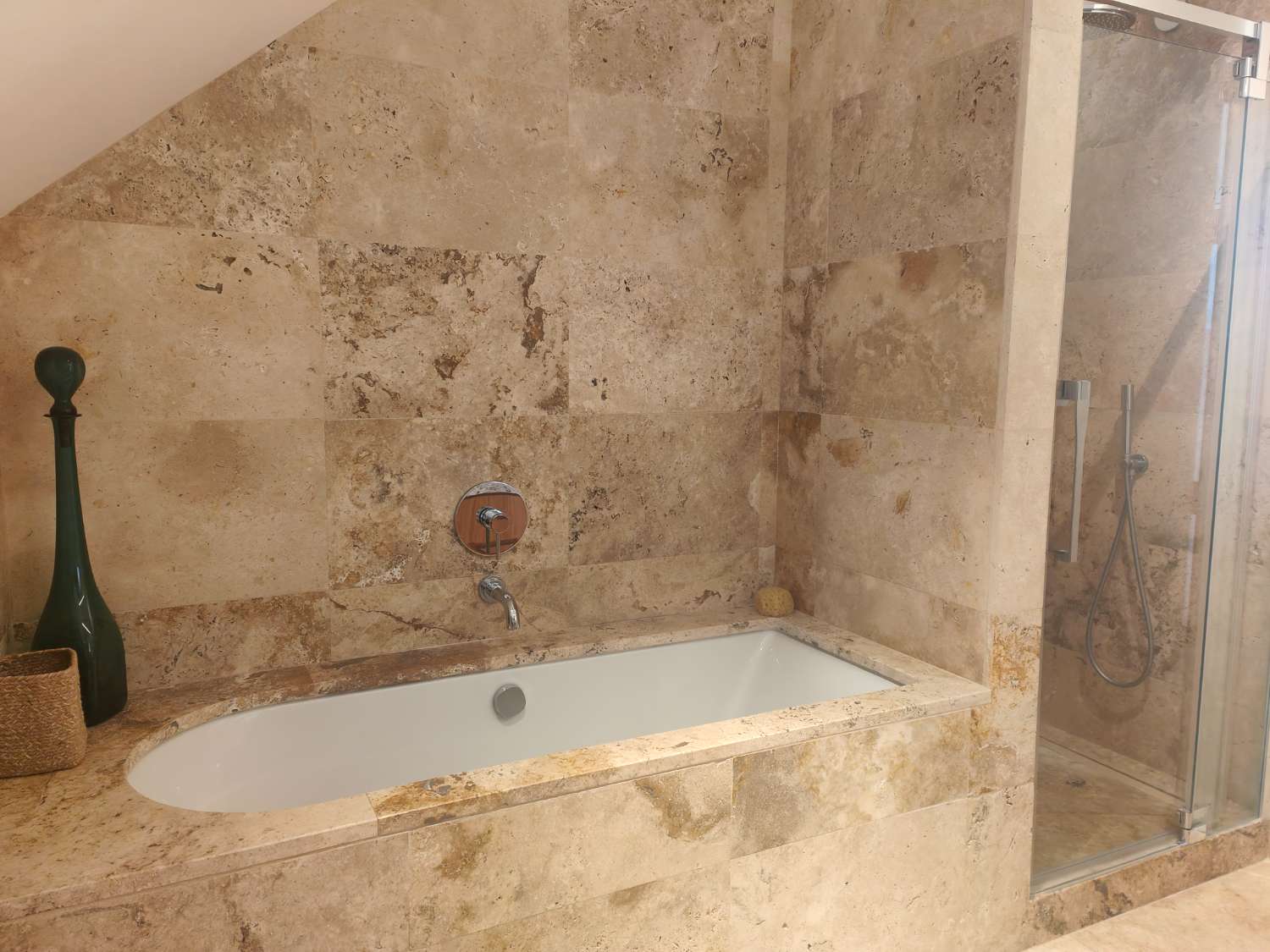 Ático Independiente de Lujo en Benalmádena Costa: Espacio, Luz y Privacidad