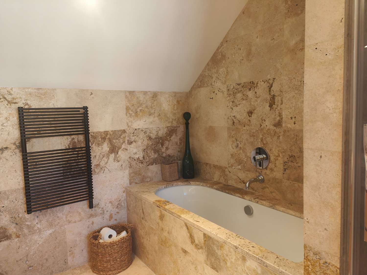 Ático Independiente de Lujo en Benalmádena Costa: Espacio, Luz y Privacidad