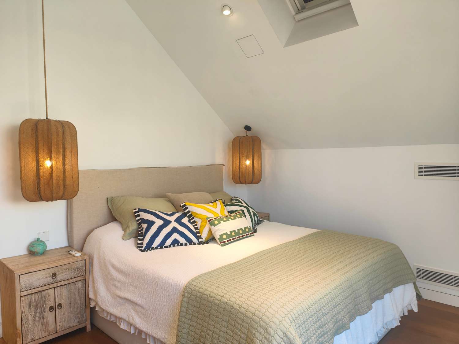 Ático Independiente de Lujo en Benalmádena Costa: Espacio, Luz y Privacidad