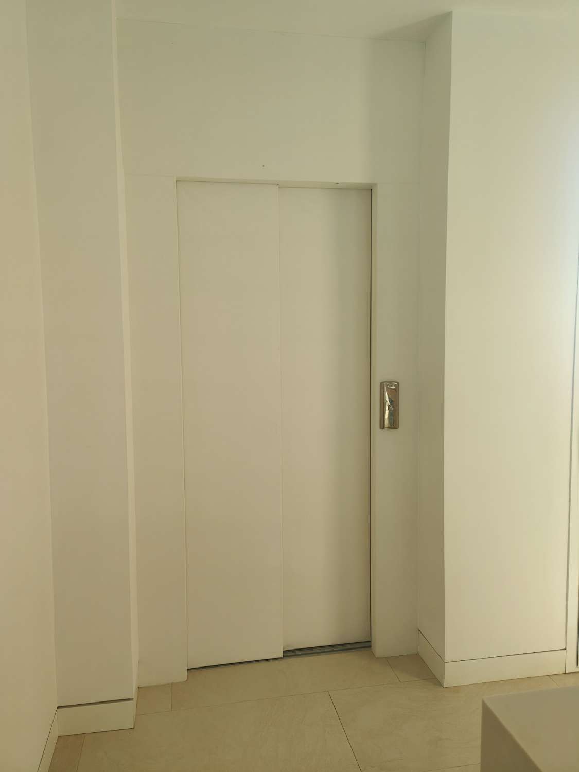 Ático Independiente de Lujo en Benalmádena Costa: Espacio, Luz y Privacidad