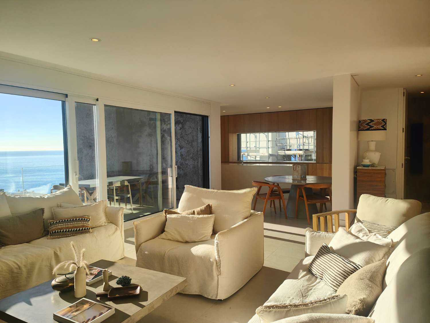 Ático Independiente de Lujo en Benalmádena Costa: Espacio, Luz y Privacidad