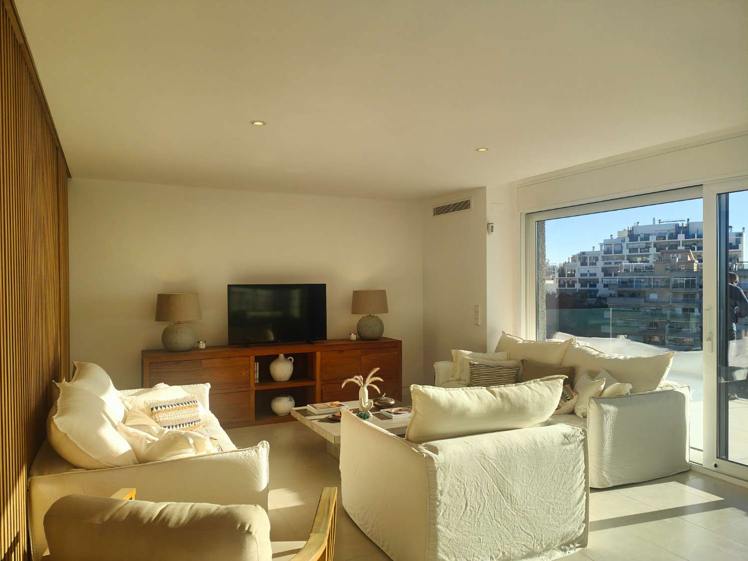 Ático Independiente de Lujo en Benalmádena Costa: Espacio, Luz y Privacidad