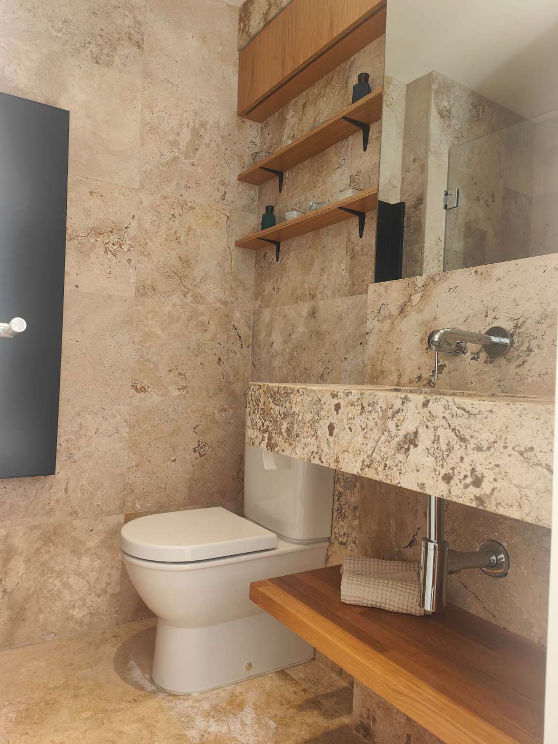 Ático Independiente de Lujo en Benalmádena Costa: Espacio, Luz y Privacidad