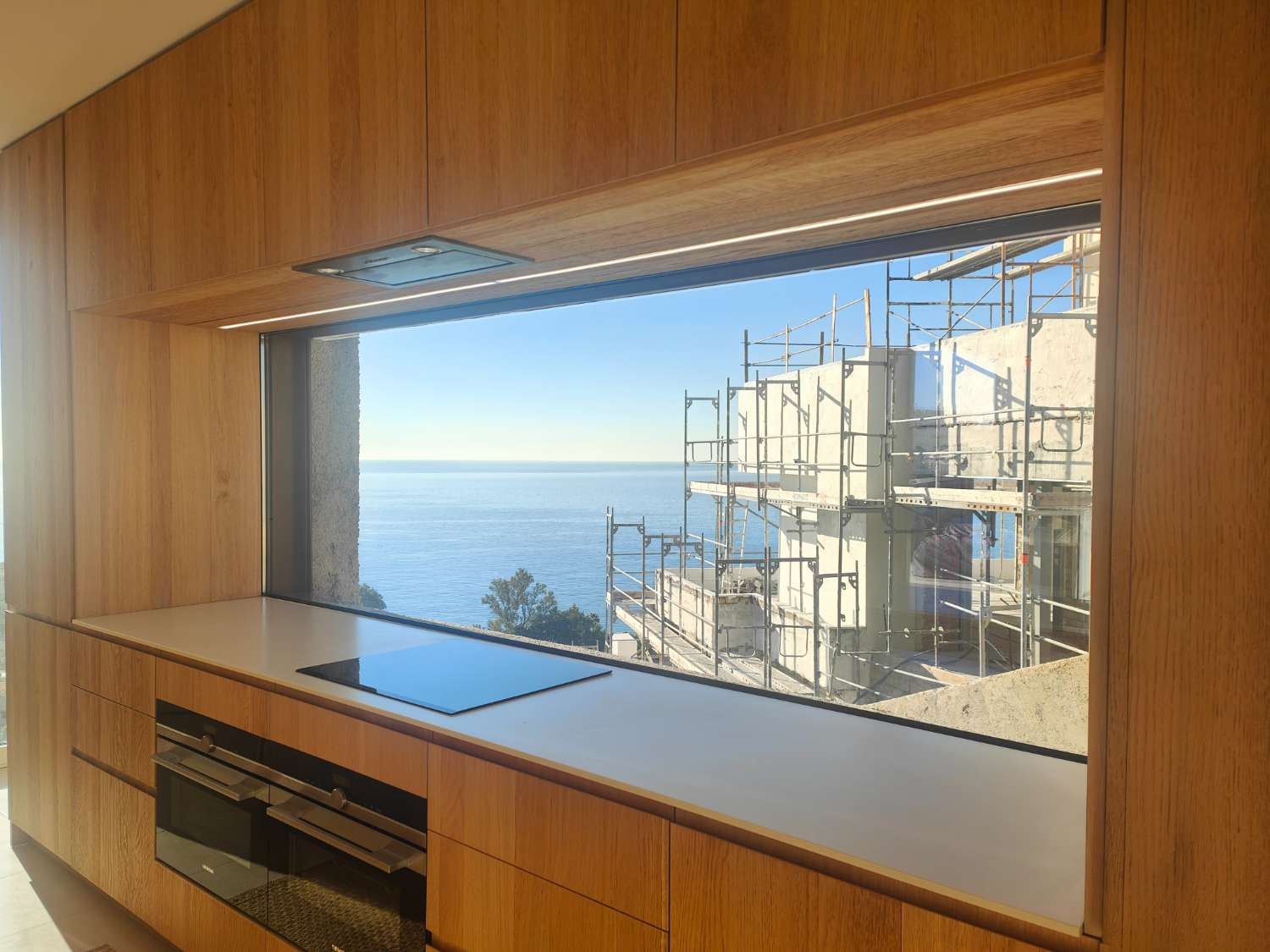 Ático Independiente de Lujo en Benalmádena Costa: Espacio, Luz y Privacidad