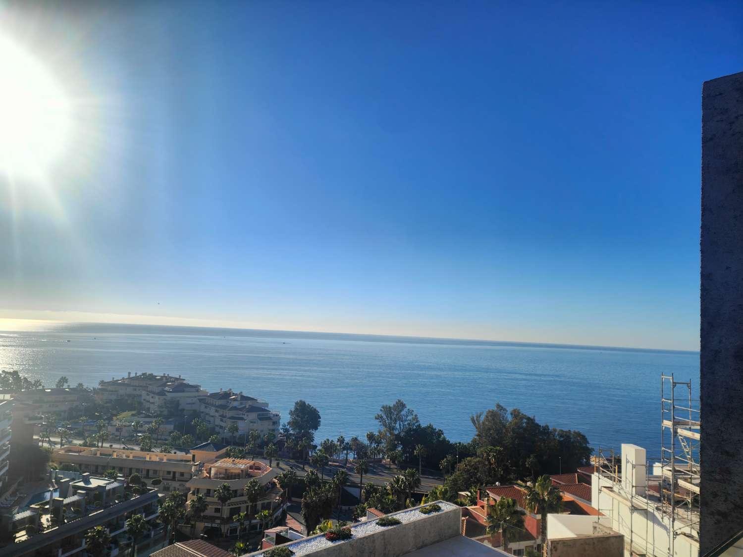 Ático Independiente de Lujo en Benalmádena Costa: Espacio, Luz y Privacidad