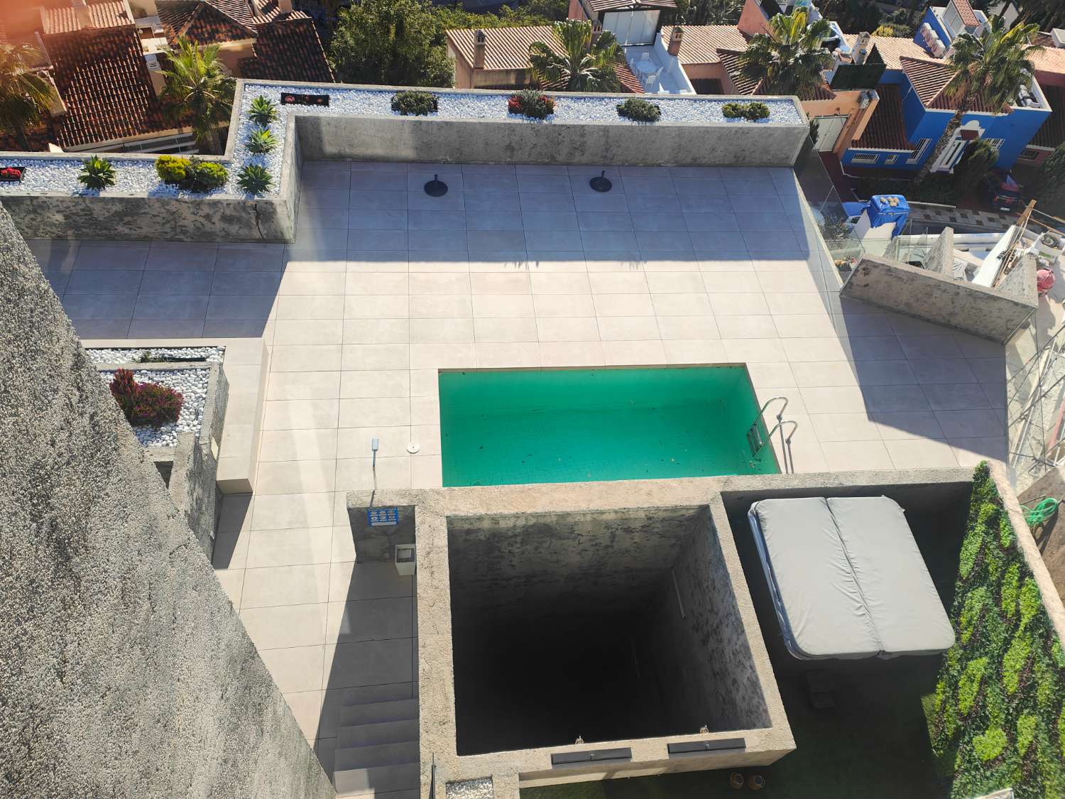 Ático Independiente de Lujo en Benalmádena Costa: Espacio, Luz y Privacidad