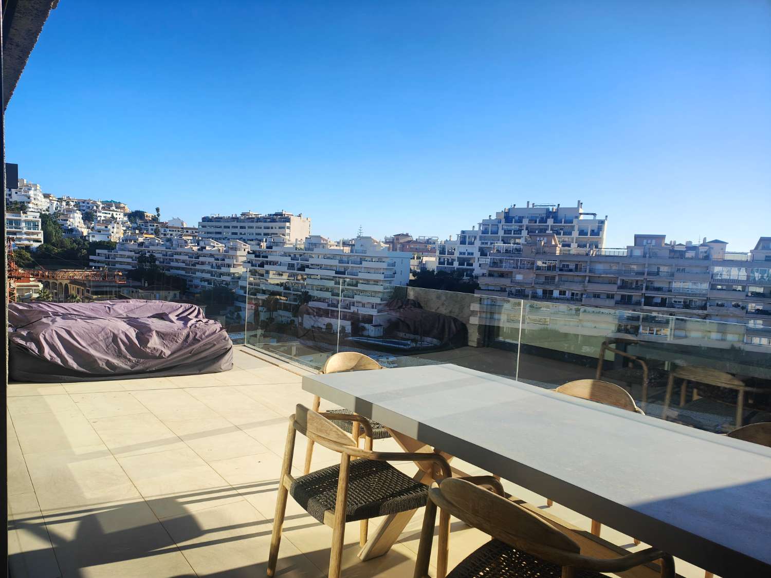 Ático Independiente de Lujo en Benalmádena Costa: Espacio, Luz y Privacidad